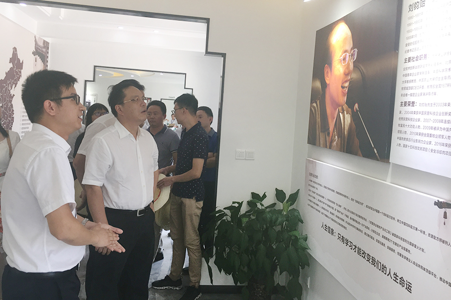 F:\2015-2018��OA�ļ� ���ӻ�ý�岥��ͼ���\2018-OA�ļ� ���ӻ�ý�岥��ͼ���\2018.07.31-���뵳У��У��������������б�����ԴAGƽ̨������Ϸ����\03.jpg